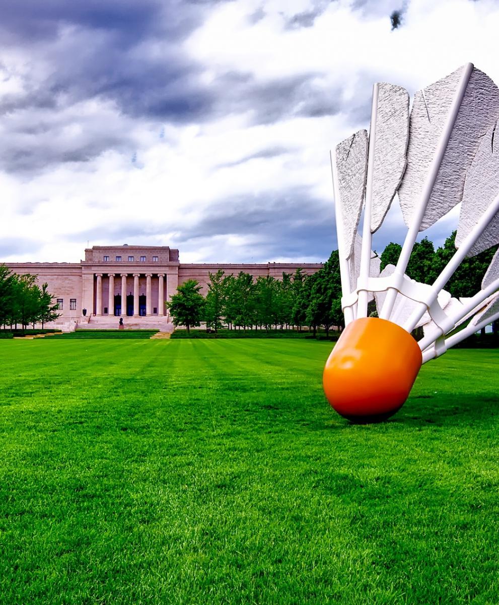 Image of shuttlecocks on Nelson Atkins Museum of Art's lawn